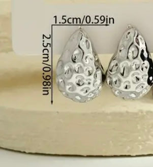 Teardrop Earrings in Black